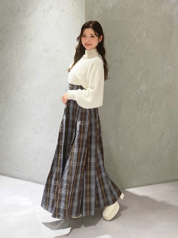 ブルー系のダウンジャケット/コート、ホワイト系のニット/セーター、ブルー系のダウンジャケット/コートを着用したレディースの秋コーディネートの9枚目の写真