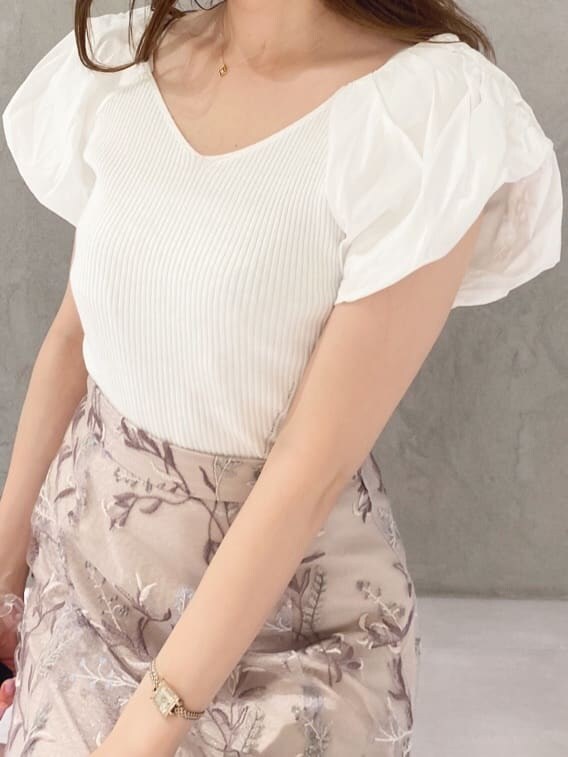 ピンク系のスカート、ホワイト系のニット/セーターを着用したレディースの春コーディネートの5枚目の写真