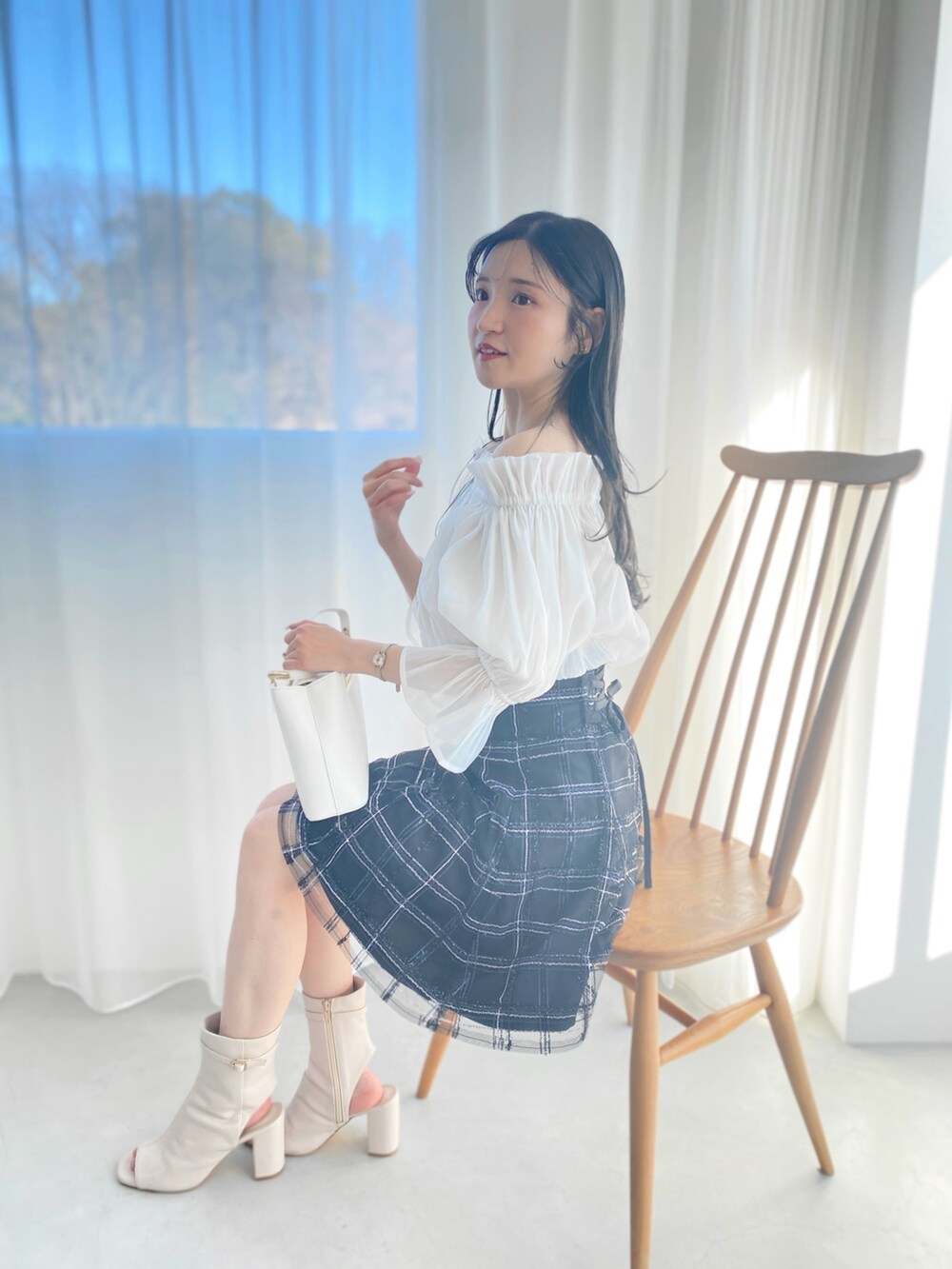 ホワイト系のブーツ、ホワイト系のハンドバッグ、ホワイト系のシャツ/ブラウスを着用したレディースの春コーディネートの3枚目の写真