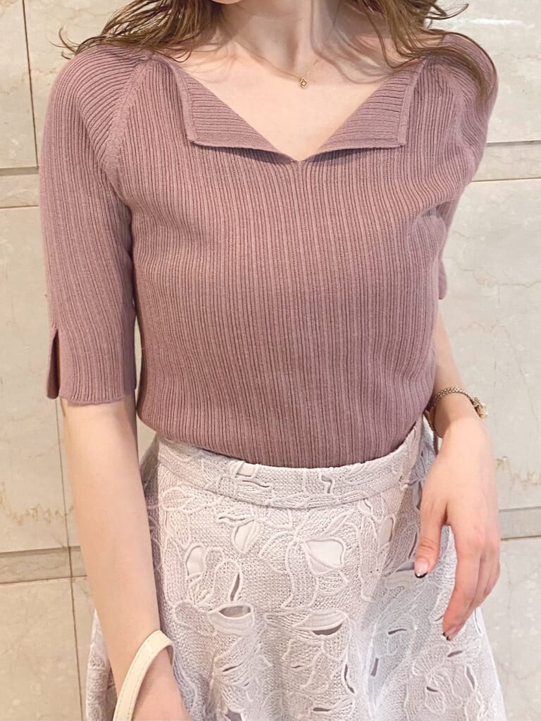 ホワイト系のその他シューズ、ベージュ系のハンドバッグ、ピンク系のニット/セーターを着用したレディースの夏コーディネートの2枚目の写真