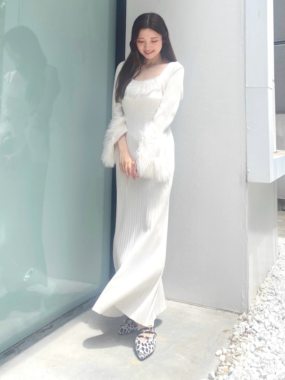 その他のパンプス、ホワイト系のワンピースを着用したレディースの秋コーディネートの2枚目の写真