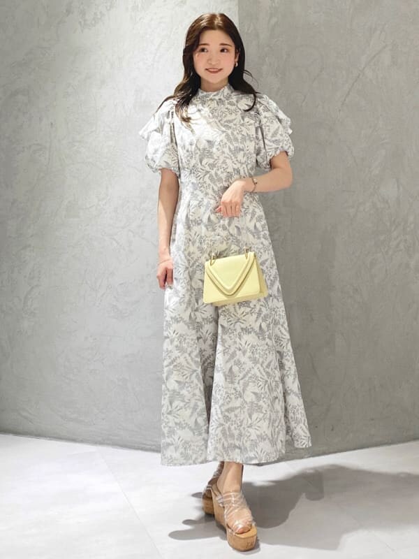 その他のサンダル、ホワイト系のワンピースを着用したレディースの春コーディネートの10枚目の写真