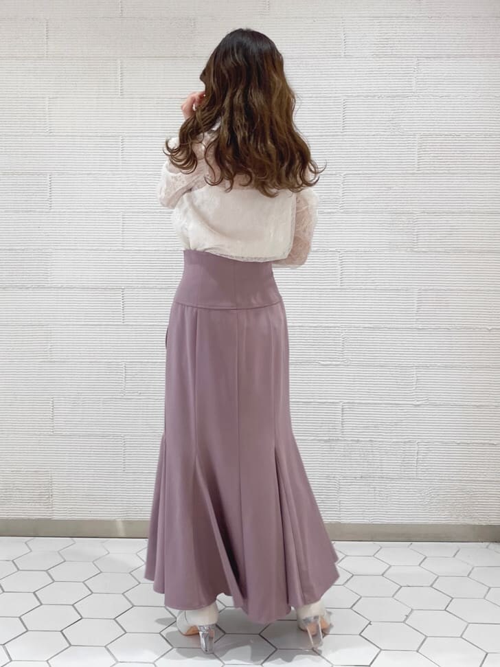 ピンク系のスカート、ホワイト系のシャツ/ブラウスを着用したレディースの冬コーディネートの8枚目の写真