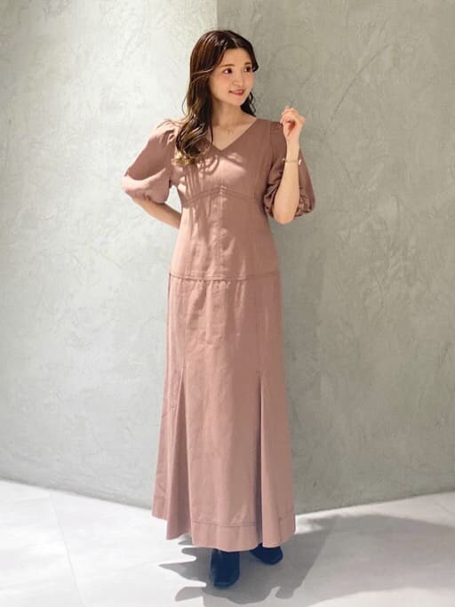 ブラック系のサンダル、ピンク系のワンピース、ブラック系のサンダルを着用したレディースの夏コーディネートの2枚目の写真