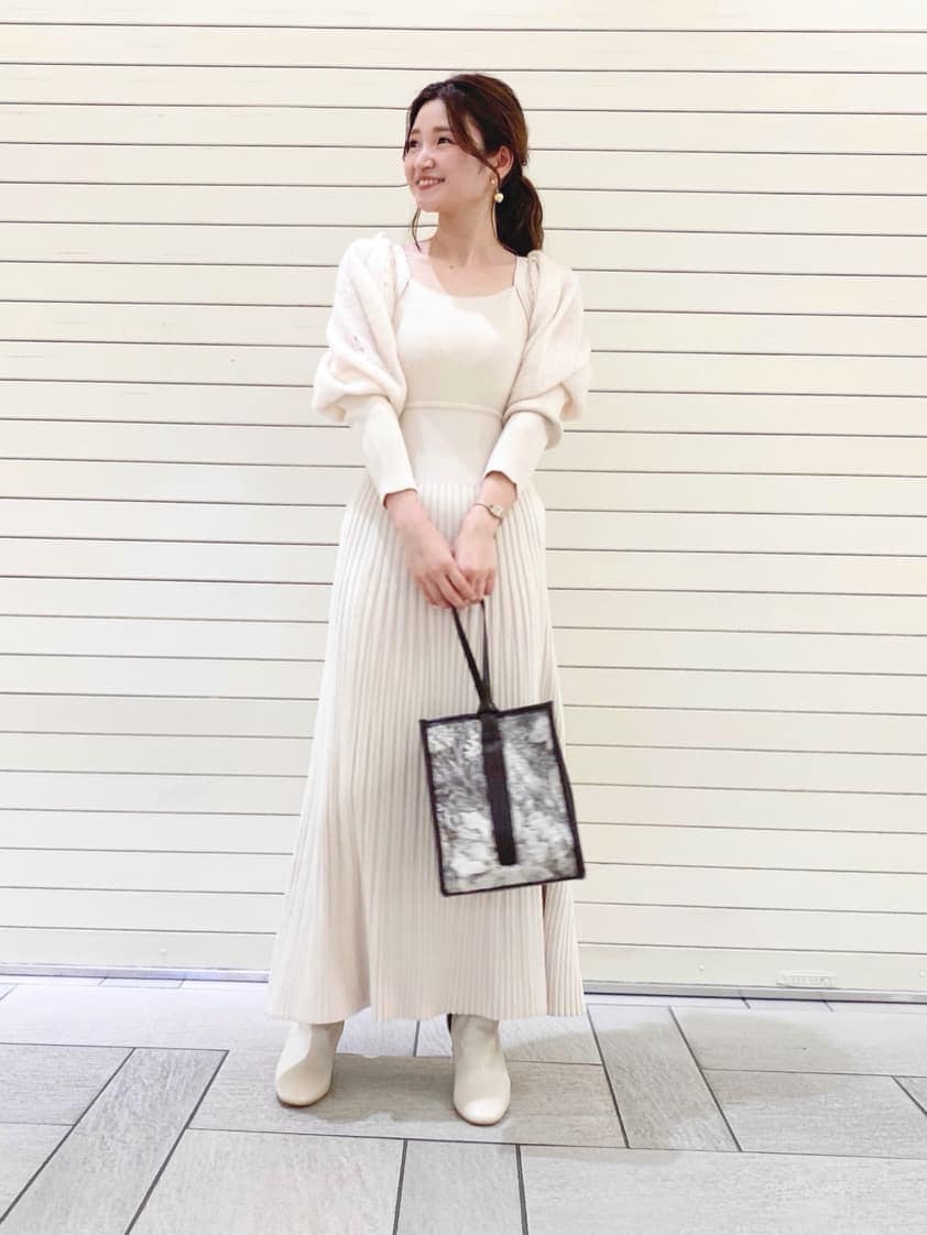 ブラウン系のハンドバッグ、ホワイト系のワンピースを着用したレディースの秋コーディネートの2枚目の写真