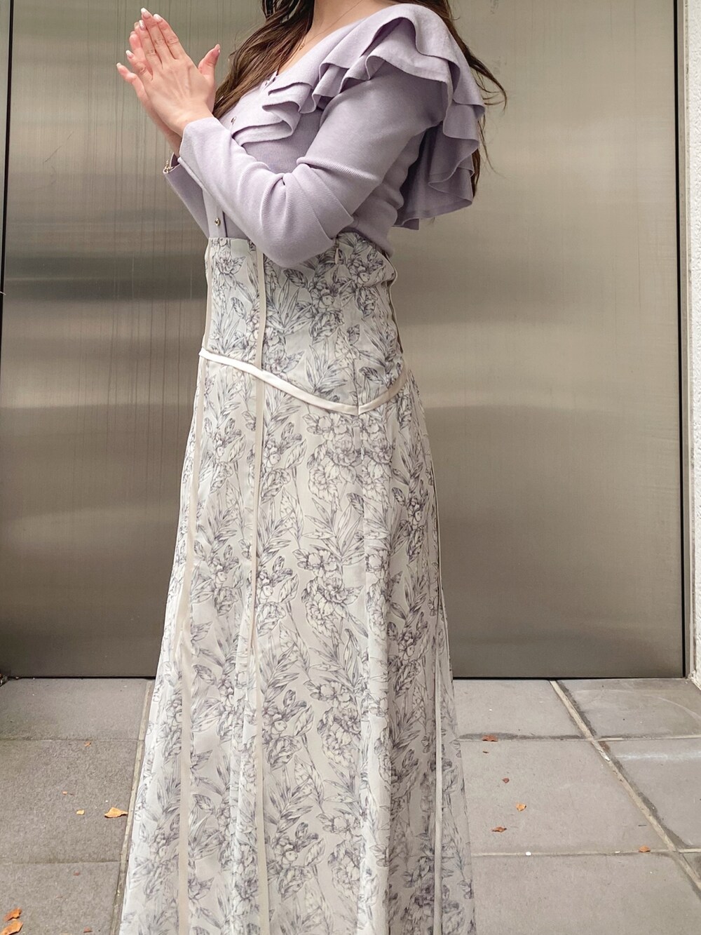 ホワイト系のブーツ、パープル系のニット/セーター、ホワイト系のスカートを着用したレディースの秋コーディネートの5枚目の写真