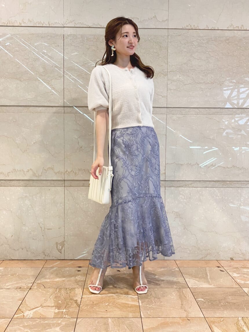 ブルー系のスカート、ホワイト系のその他シューズ、ベージュ系のショルダーバッグを着用したレディースの夏コーディネートの7枚目の写真