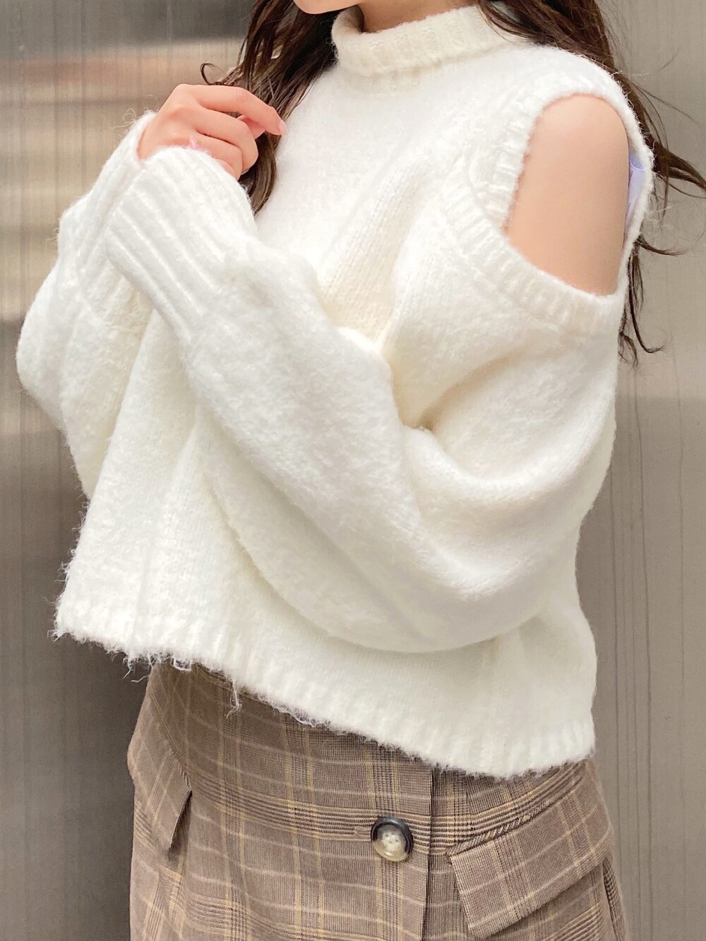 ホワイト系のニット/セーター、ベージュ系のスカート、ホワイト系のブーツを着用したレディースの秋コーディネートの6枚目の写真