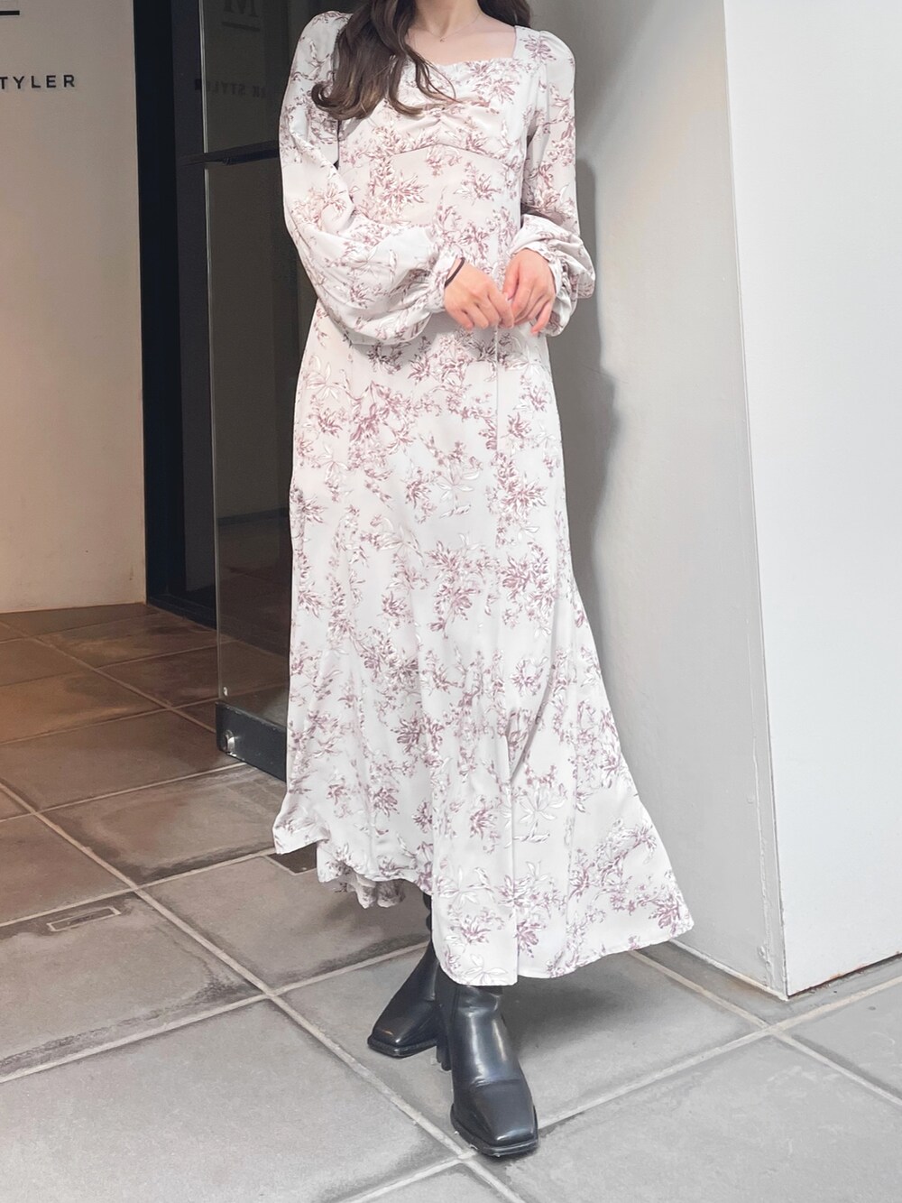 ブラック系のブーツ、ピンク系のワンピースを着用したレディースの秋コーディネートの3枚目の写真