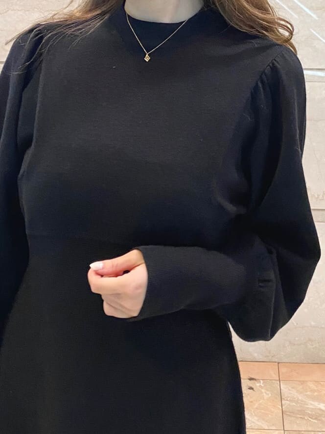 ブラック系のワンピース、ブラック系のブーツを着用したレディースの冬コーディネートの5枚目の写真