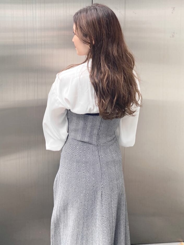 その他のワンピース、ブラック系のローファー、ブラウン系のハンドバッグを着用したレディースの夏コーディネートの5枚目の写真