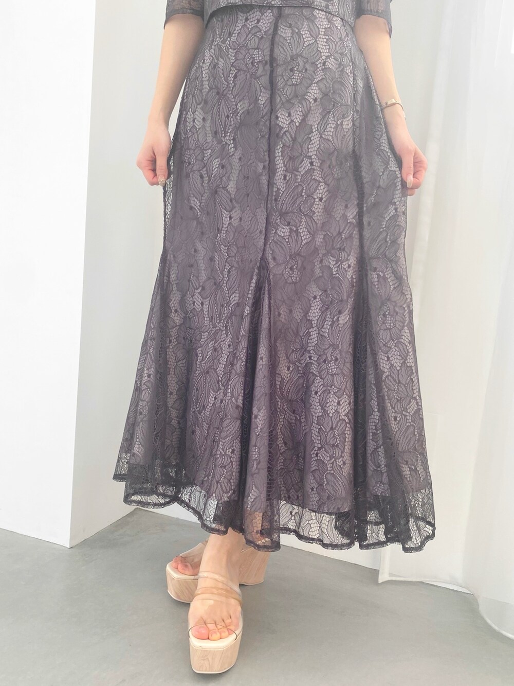 パープル系のシャツ/ブラウス、パープル系のスカート、その他のサンダルを着用したレディースの春コーディネートの5枚目の写真