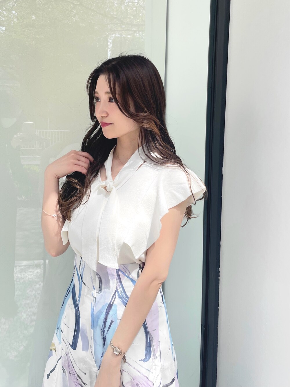 その他のサンダル、ホワイト系のニット/セーター、ホワイト系のハンドバッグを着用したレディースの夏コーディネートの6枚目の写真