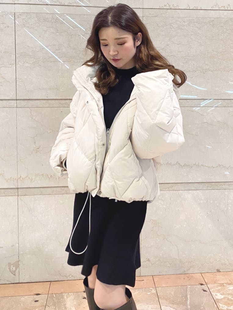 ホワイト系のブルゾンを着用したレディースの冬コーディネートの2枚目の写真