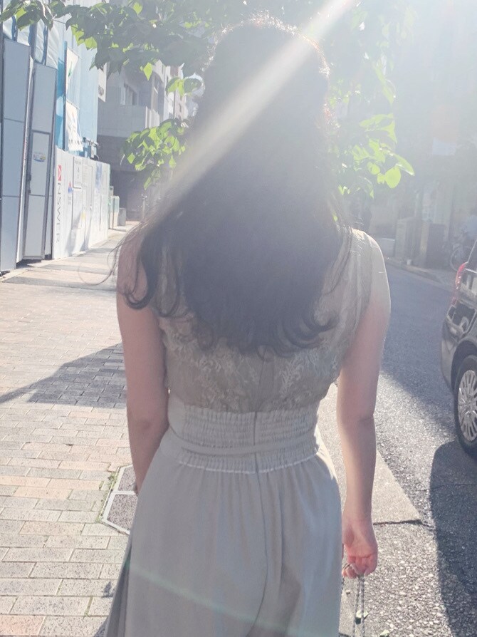 グリーン系のワンピース、ベージュ系のサンダルを着用したレディースの夏コーディネートの4枚目の写真