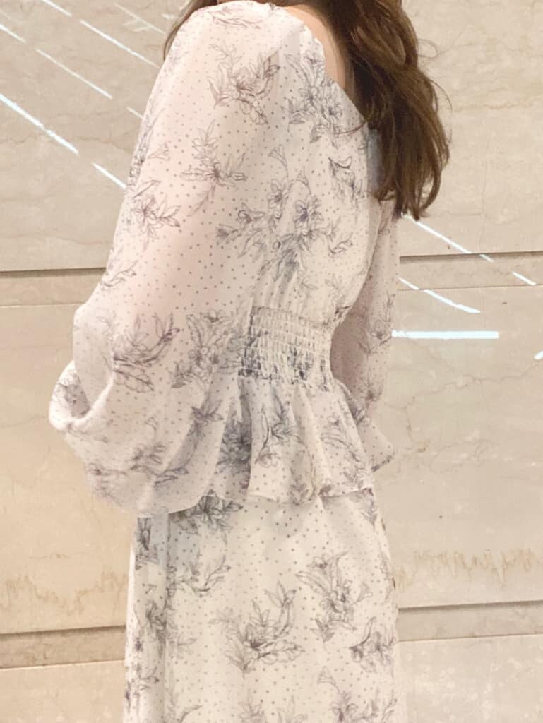 ホワイト系のその他シューズ、ベージュ系のワンピースを着用したレディースの冬コーディネートの4枚目の写真