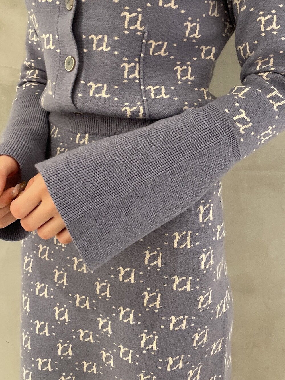 ブラック系のブーツ、ブルー系のニット/セーター、ブルー系のスカートを着用したレディースの冬コーディネートの7枚目の写真