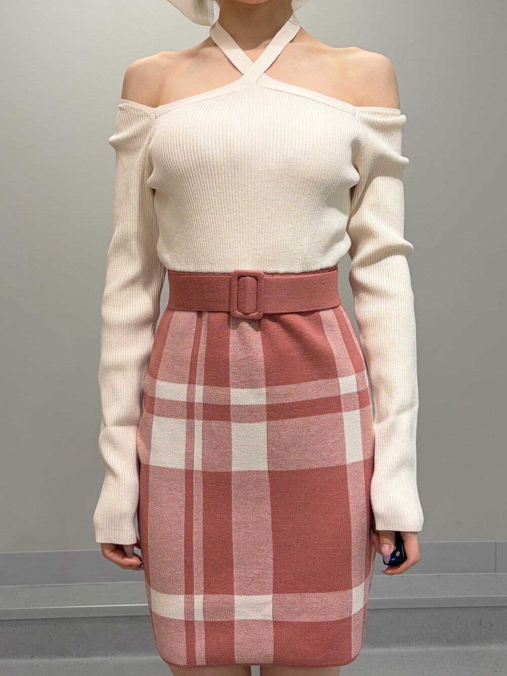 オレンジ系のワンピース、ホワイト系のブーツ、ホワイト系のバレッタ/ヘアクリップを着用したレディースの冬コーディネートの5枚目の写真