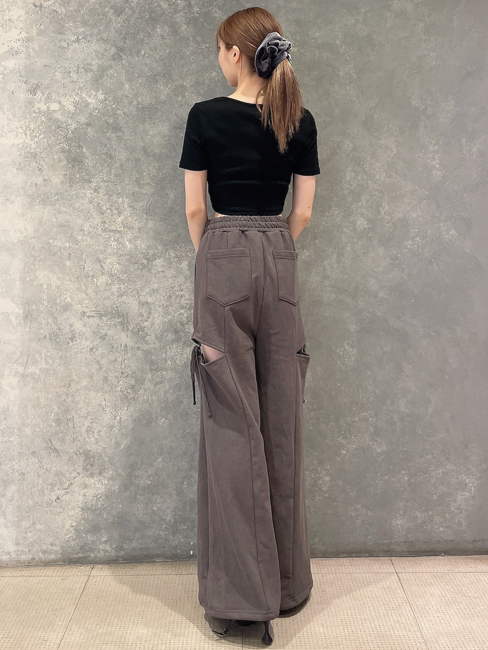 ブラック系のTシャツ/カットソー、グレー系のその他パンツ、ブラック系のパンプスを着用したレディースの夏コーディネートの4枚目の写真