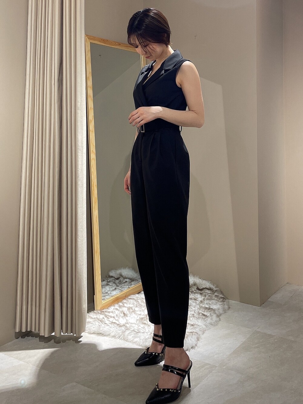 ブラック系のつなぎ/オールインワン、ブラック系のパンプスを着用したレディースの春コーディネートの2枚目の写真