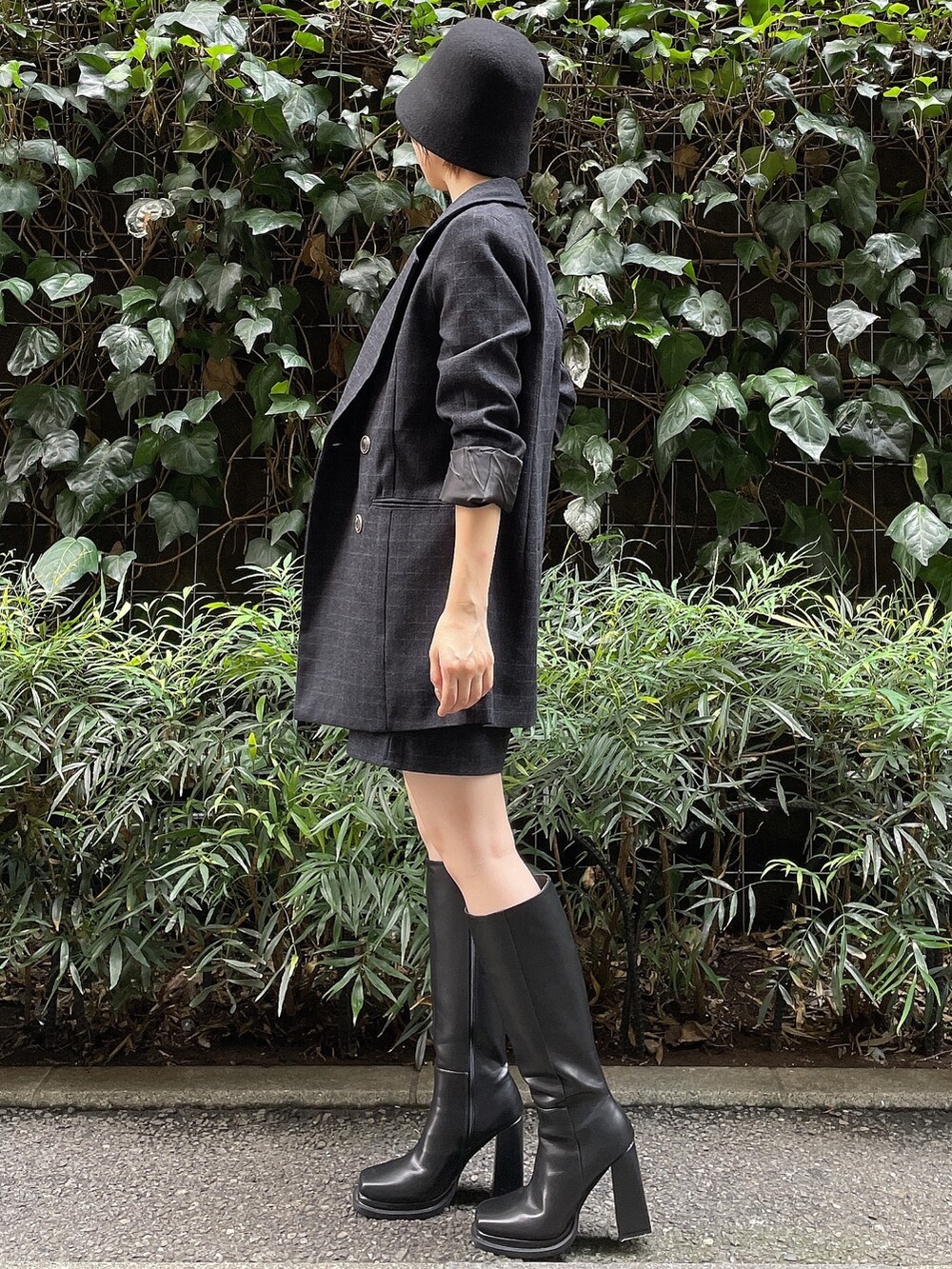 ブラック系のブーツ、その他のワンピース、その他のテーラードジャケットを着用したレディースの秋コーディネートの5枚目の写真