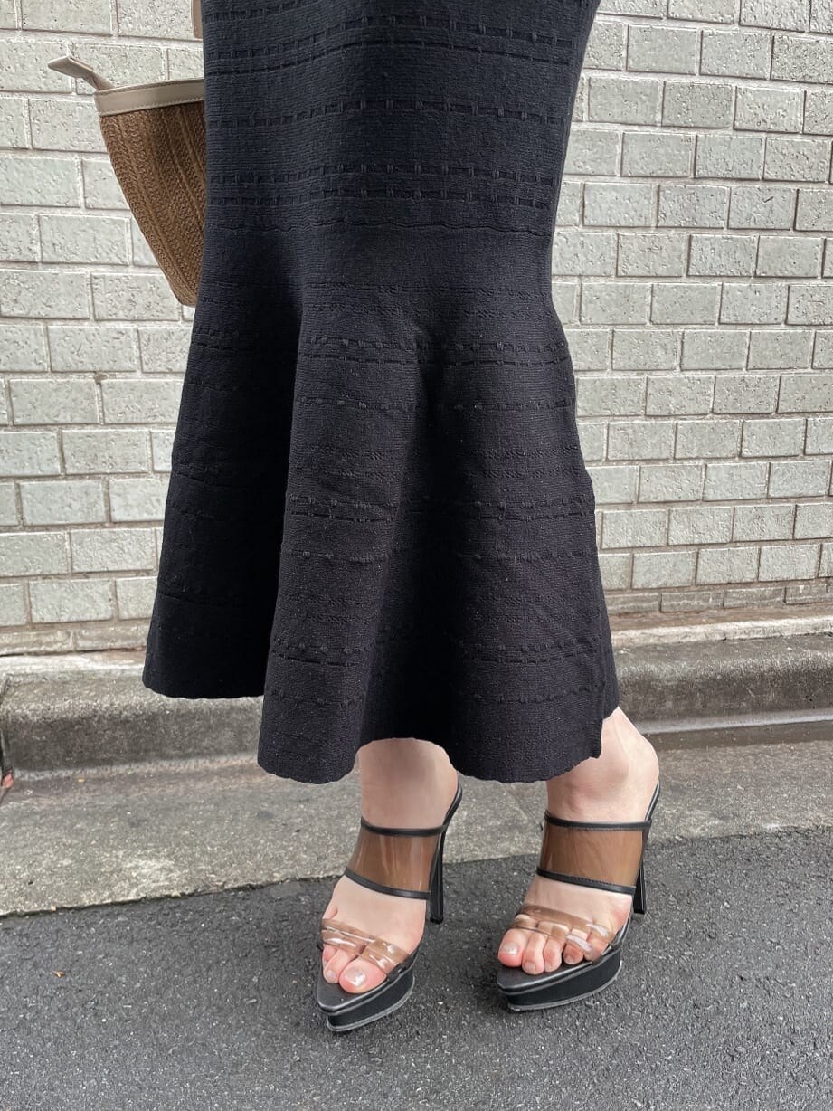 ブラック系のワンピース、ブラック系のサンダル、ベージュ系のハンドバッグを着用したレディースの夏コーディネートの10枚目の写真