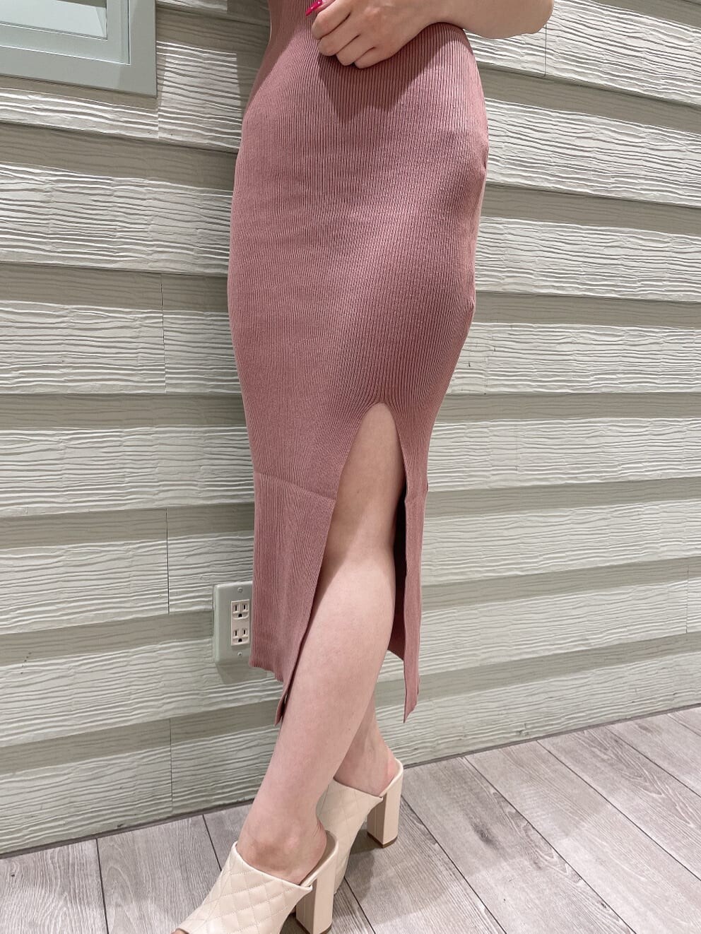 ピンク系のワンピース、ホワイト系のサンダル、ゴールド系のネックレスを着用したレディースの夏コーディネートの7枚目の写真