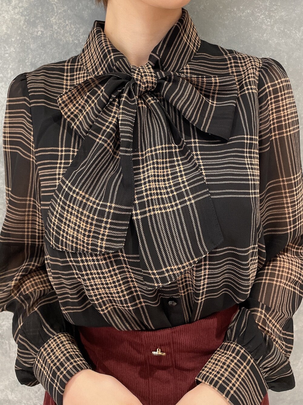 ブラック系のサンダル、その他のシャツ/ブラウス、レッド系のスカートを着用したレディースの秋コーディネートの5枚目の写真