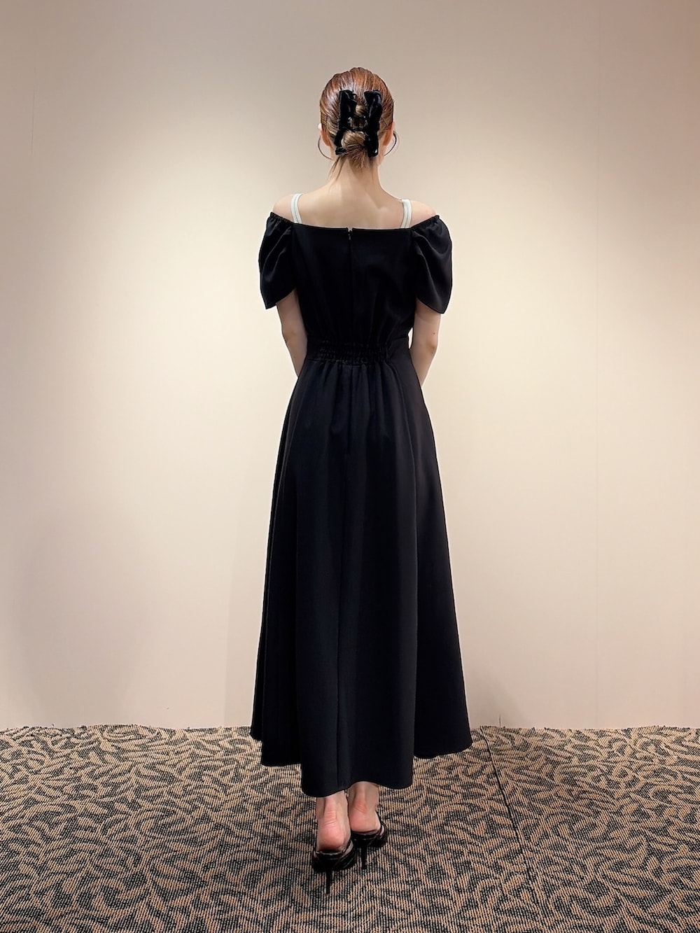ブラック系のワンピース、ブラック系のバレッタ/ヘアクリップを着用したレディースの夏コーディネートの7枚目の写真