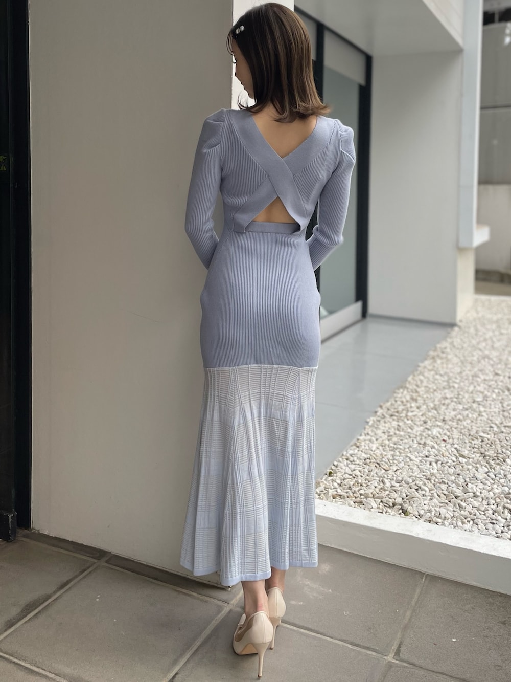 ブルー系のワンピース、ホワイト系のパンプスを着用したレディースの秋コーディネートの4枚目の写真