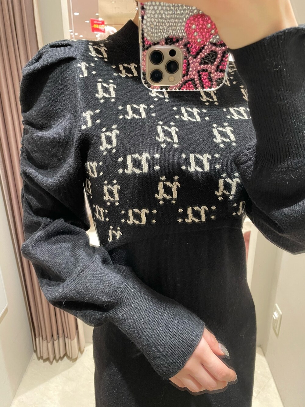 ブラック系のワンピース、ブラック系のブーツを着用したレディースの冬コーディネートの7枚目の写真