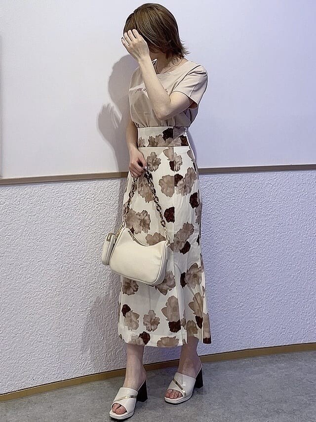 ホワイト系のサンダル、その他のスカート、その他のショルダーバッグを着用したレディースの春コーディネートの2枚目の写真
