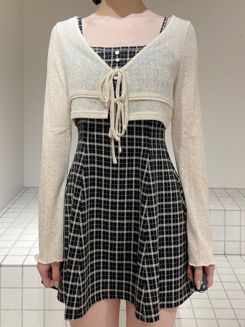 その他のワンピース、ブラック系のブーツ、ホワイト系のブルゾンを着用したレディースの春コーディネートの8枚目の写真