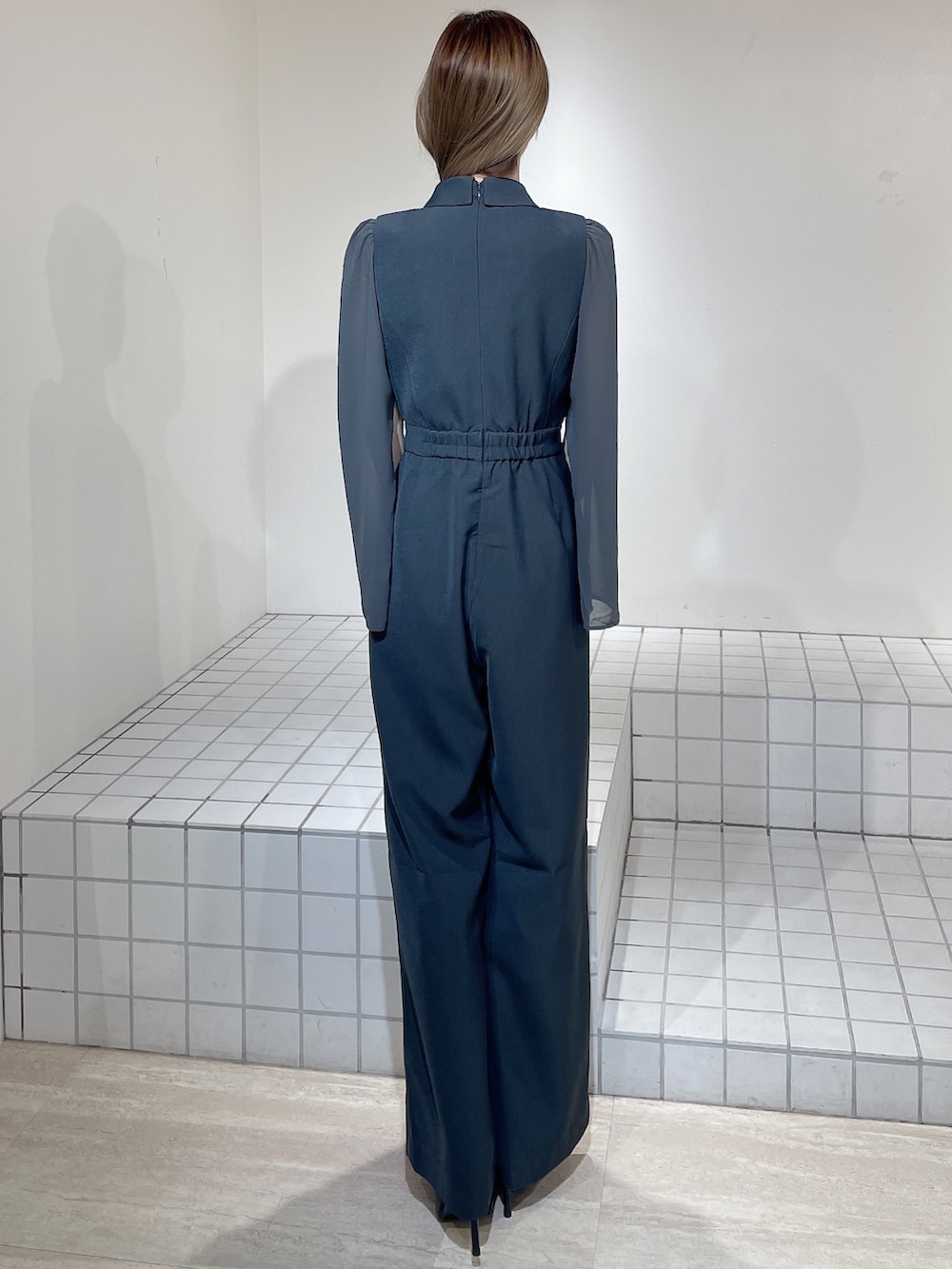 グレー系のワンピース、ブラック系のブーツを着用したレディースの冬コーディネートの4枚目の写真