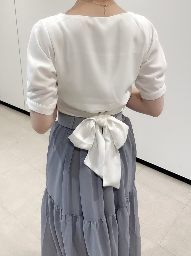 ホワイト系のパンプス、ホワイト系のシャツ/ブラウス、ブルー系のスカートを着用したレディースの夏コーディネートの7枚目の写真