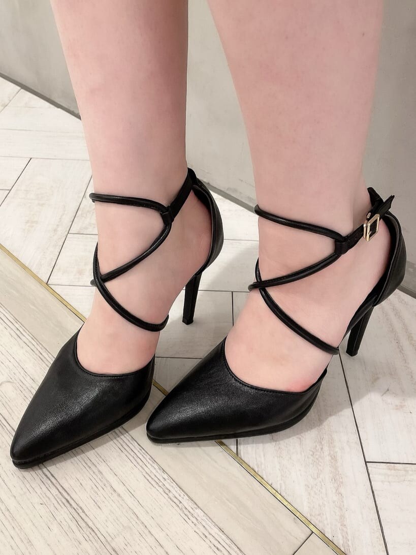 ブルー系のワンピース、ブラック系のパンプス、ベージュ系のハンドバッグを着用したレディースの夏コーディネートの7枚目の写真
