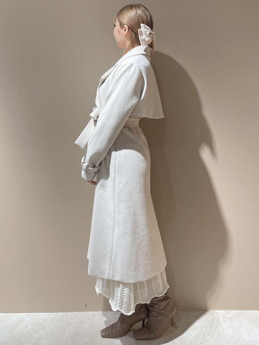 ホワイト系のその他アウター、ホワイト系のワンピース、ベージュ系のブーツを着用したレディースの秋コーディネートの4枚目の写真