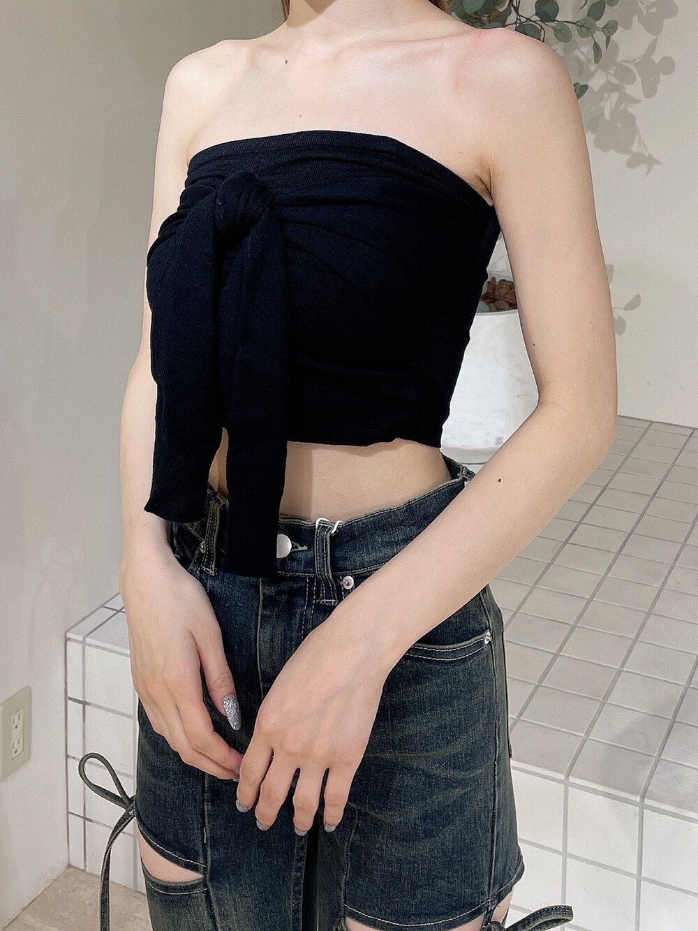 ブラック系のキャミソール、ブルー系のデニムパンツ、ブラック系のサンダルを着用したレディースの夏コーディネートの5枚目の写真