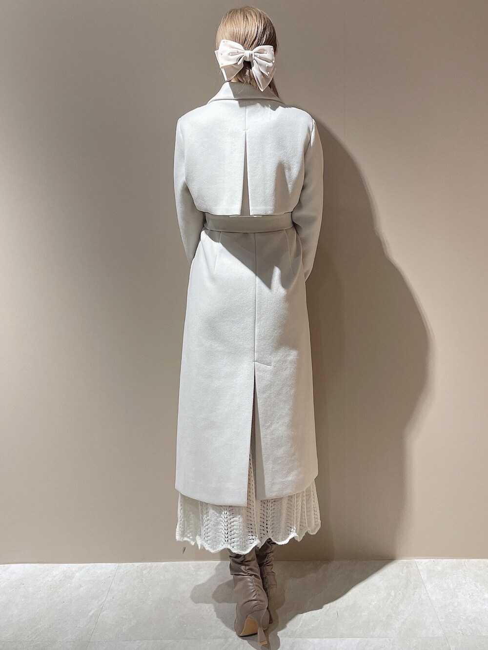 ホワイト系のその他アウター、ホワイト系のワンピース、ベージュ系のブーツを着用したレディースの秋コーディネートの5枚目の写真