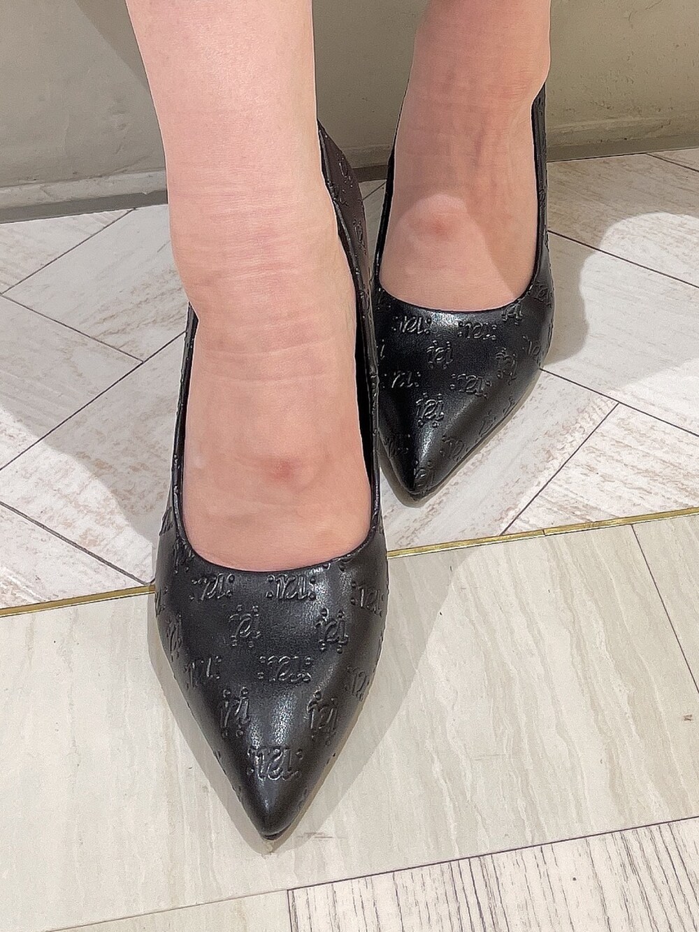 ベージュ系のその他アウター、グレー系のワンピース、ブラック系のハンドバッグを着用したレディースの冬コーディネートの8枚目の写真