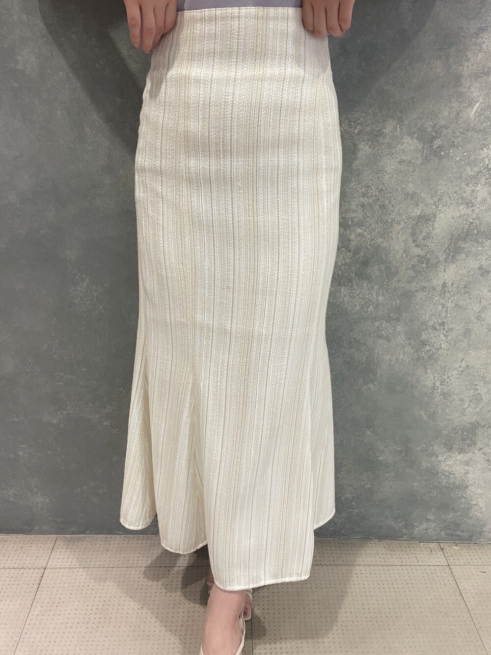 ホワイト系のサンダル、ホワイト系のスカート、パープル系のタンクトップを着用したレディースの夏コーディネートの6枚目の写真