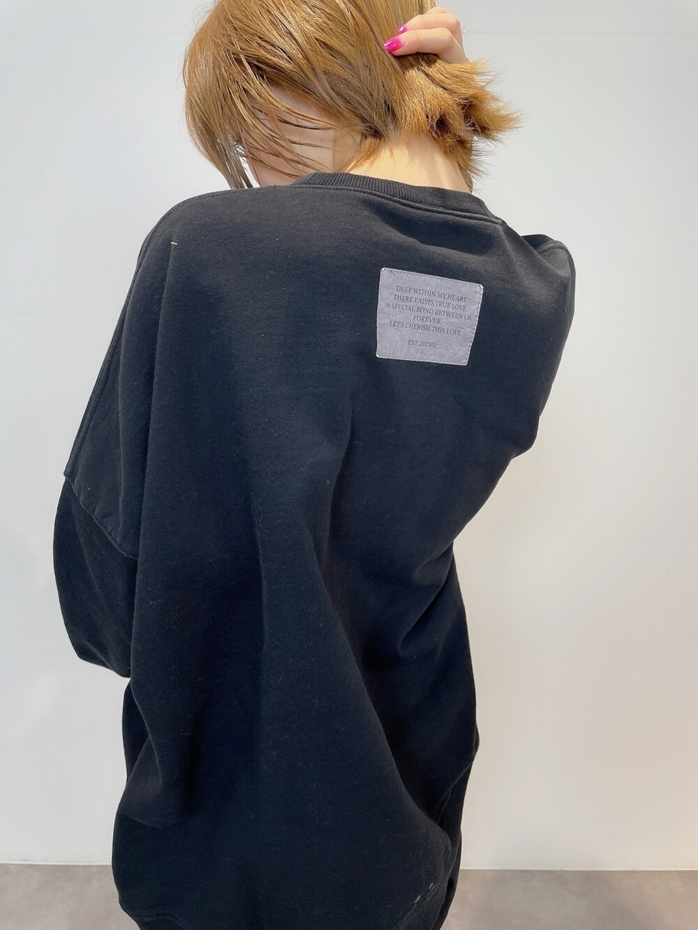 ブラック系のスウェット、ブラック系のスウェットパンツ、ブラック系のサンダルを着用したレディースの冬コーディネートの3枚目の写真