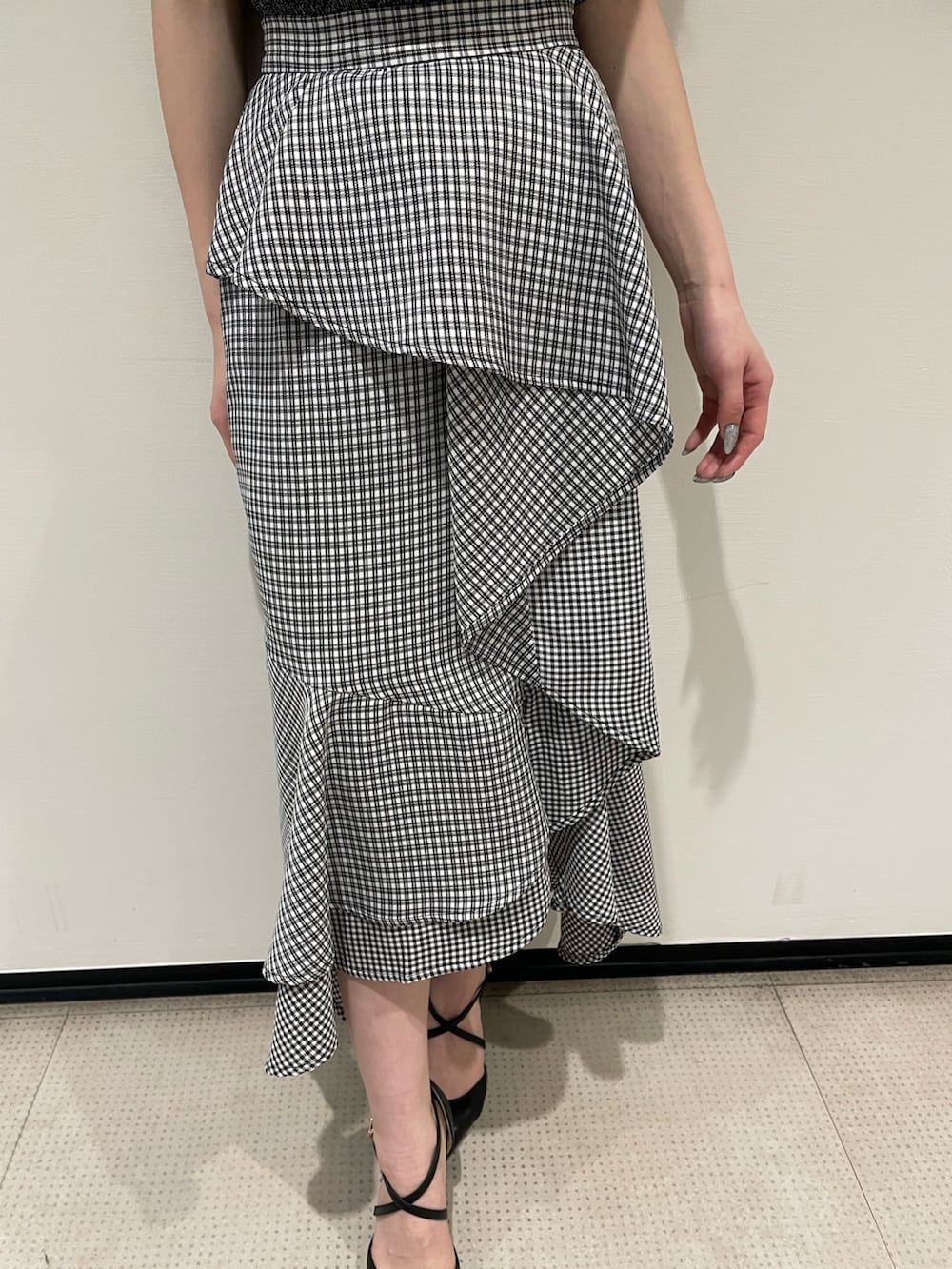 ブラック系のニット/セーター、ブラック系のライダースジャケット、その他のスカートを着用したレディースの春コーディネートの8枚目の写真