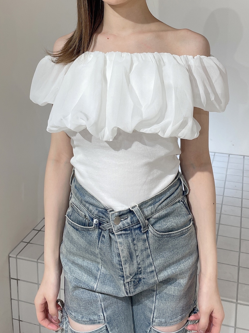 ホワイト系のTシャツ/カットソー、ブルー系のデニムパンツ、ベージュ系のサンダルを着用したレディースの夏コーディネートの7枚目の写真