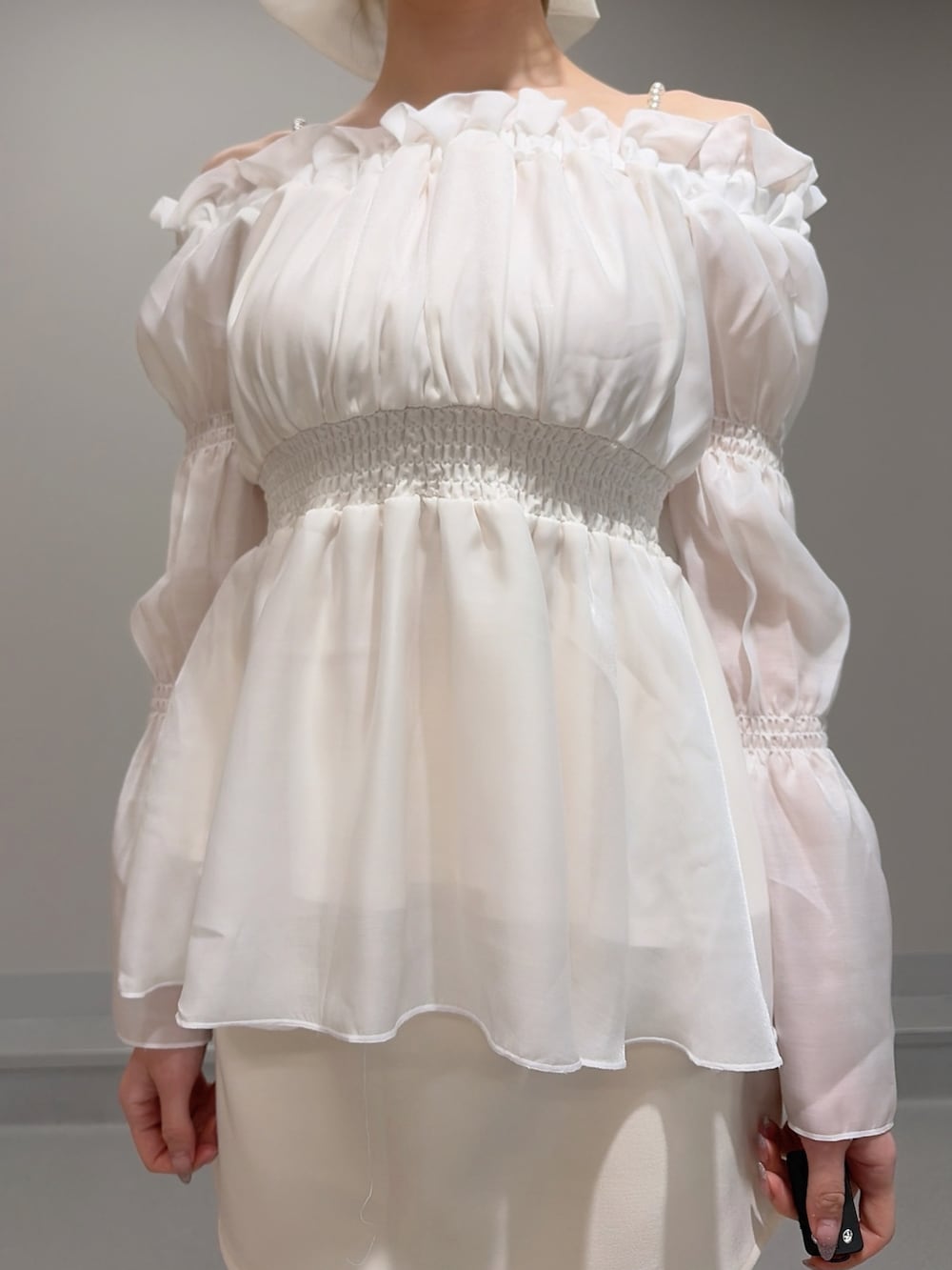 ホワイト系のブーツ、ホワイト系のシャツ/ブラウス、ホワイト系のスカートを着用したレディースの冬コーディネートの5枚目の写真