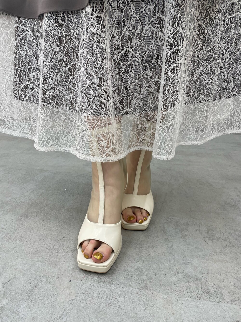 ホワイト系のワンピース、ホワイト系のブーツ、ブルー系のデニムジャケットを着用したレディースの春コーディネートの6枚目の写真