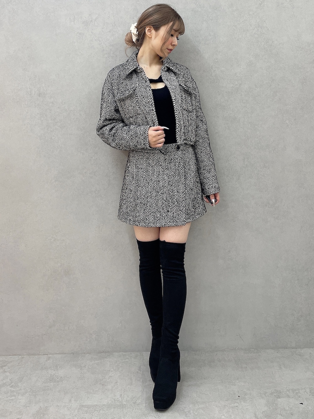 ブラック系のブーツ、ブラック系のニット/セーター、ブラック系のその他パンツを着用したレディースの秋コーディネートの2枚目の写真