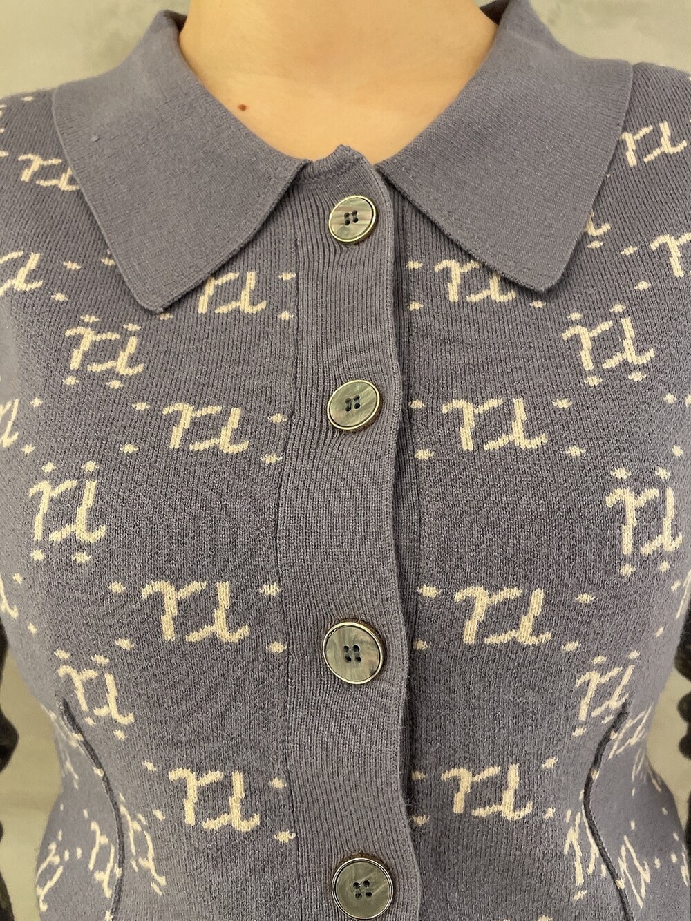 ブラック系のブーツ、ブルー系のニット/セーター、ブルー系のスカートを着用したレディースの冬コーディネートの6枚目の写真