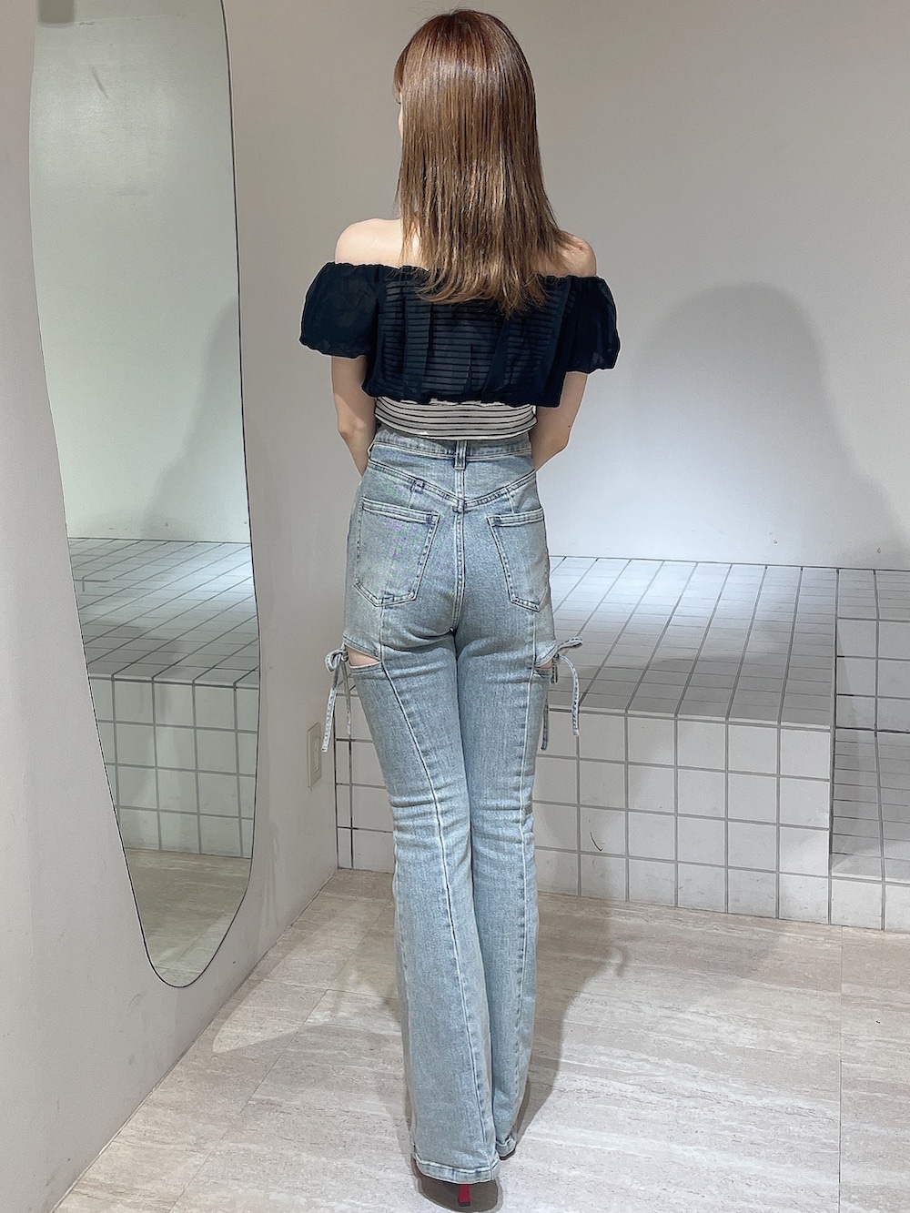 その他のTシャツ/カットソー、ブルー系のデニムパンツ、レッド系のサンダルを着用したレディースの夏コーディネートの4枚目の写真