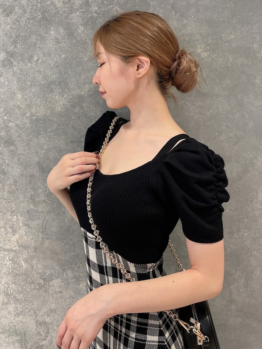 ブラック系のショルダーバッグ、ブラック系のワンピース、ブラック系のブーツを着用したレディースの夏コーディネートの5枚目の写真